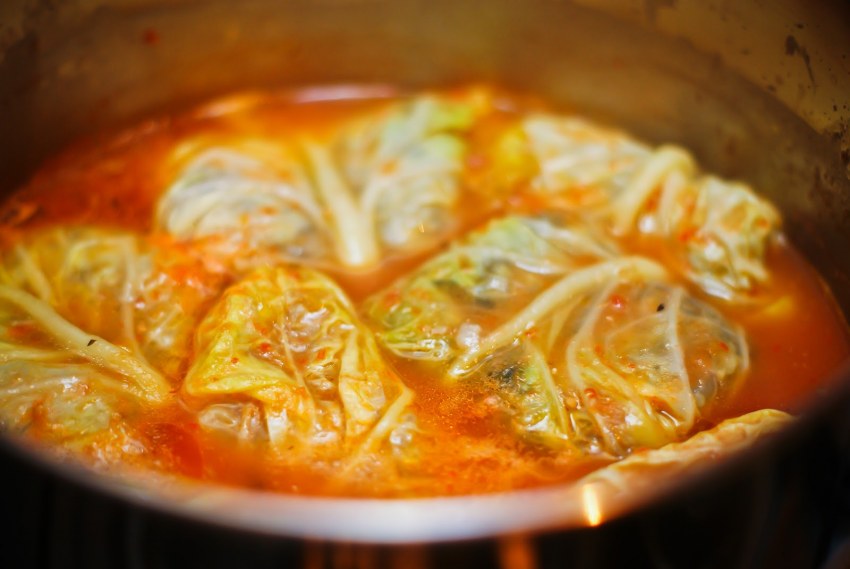 Голубцы из свежей капусты в кастрюле с томатной пастой и морковью