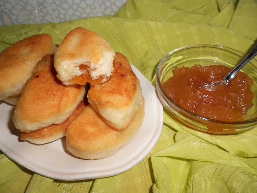 Жареные пирожки с повидлом на сковороде