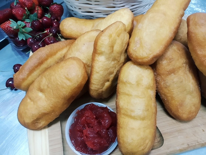 Жареные пирожки с малиной