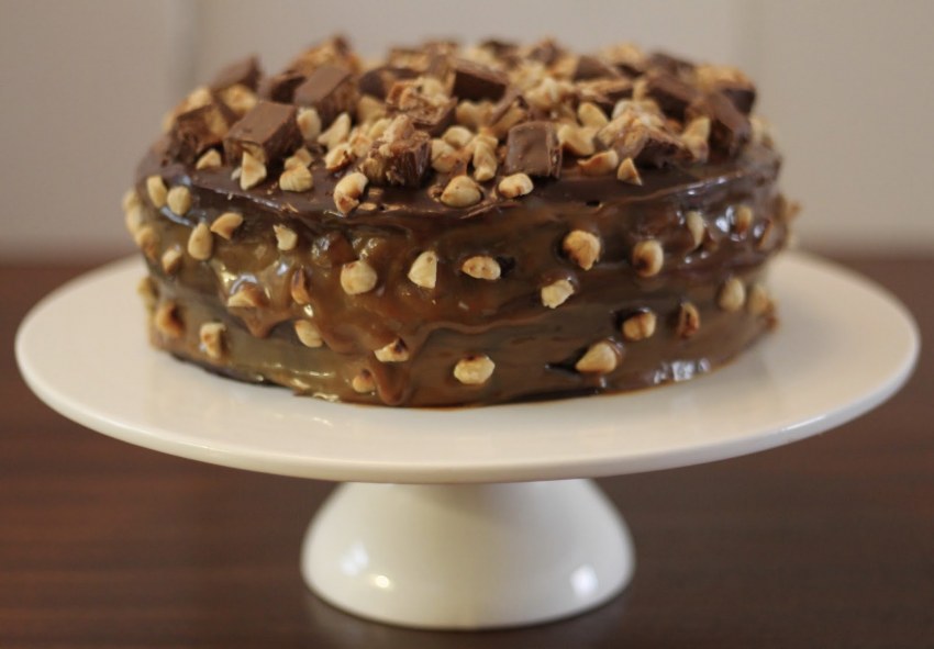 Торт с безе и карамелью