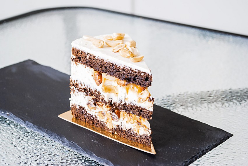 Торт медовик Сникерс