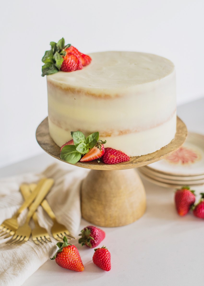 Торт ванильный с клубникой