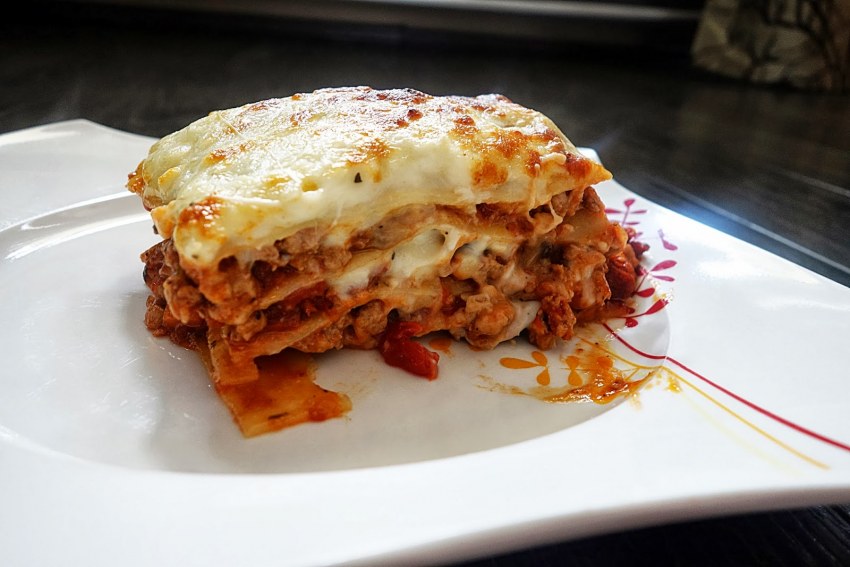 Классическая лазанья с фаршем и соусом бешамель