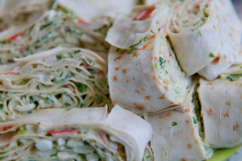 Рулет из лаваша с крабовыми палочками и яйцом