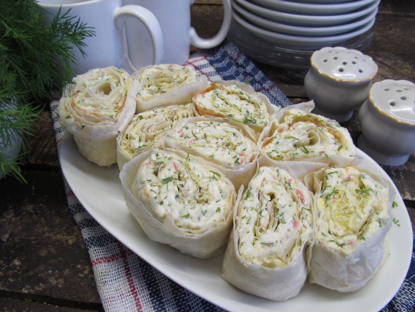 Лаваш с крабовыми палочками и плавленным сыром и яйцом