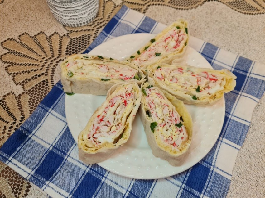 Рулет из лаваша с крабовыми палочками и яйцом и сыром