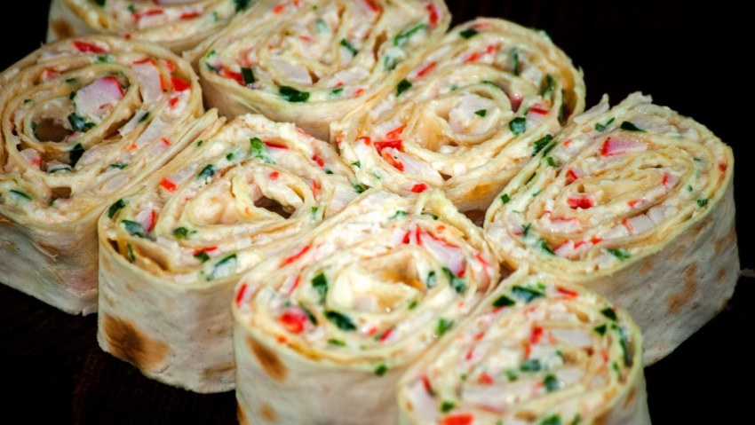 Рулетики из лаваша с крабовыми палочками и сыром