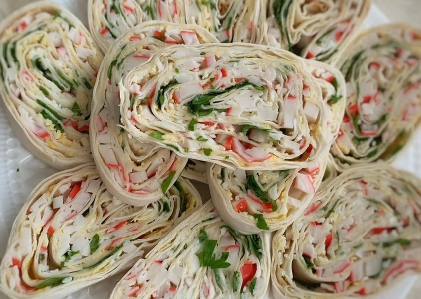 Рулет яичный с сыром и крабовыми палочками