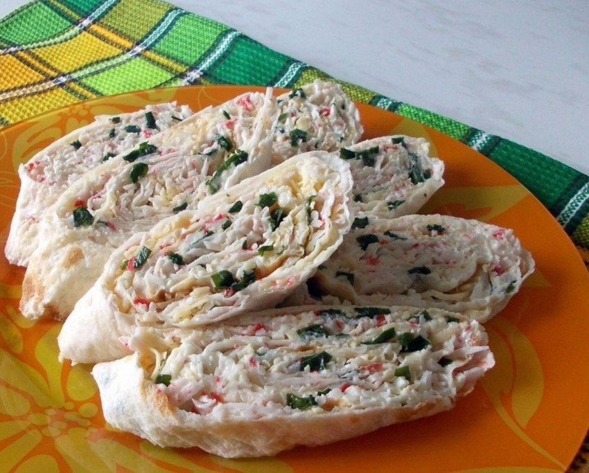 Рулетики из лаваша с крабовыми палочками и сыром