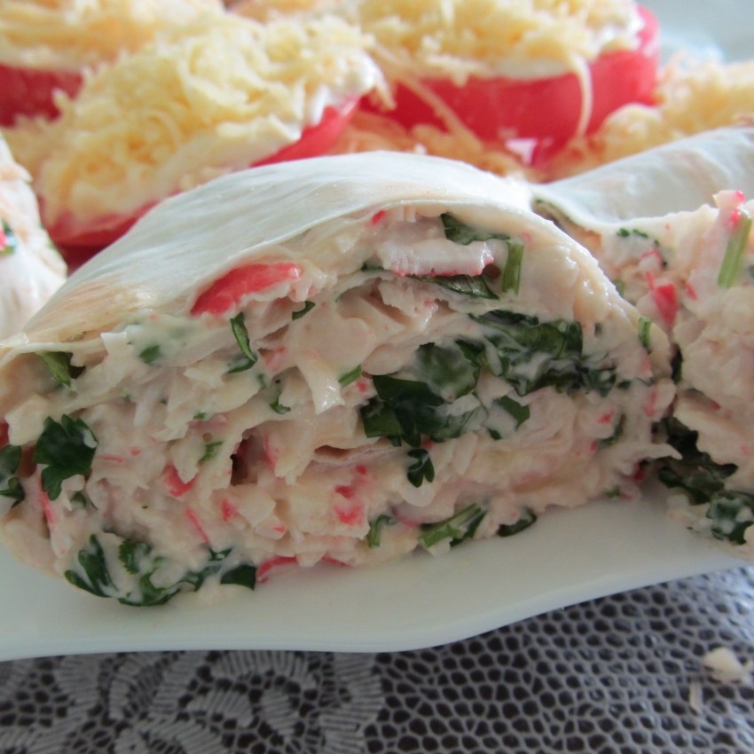 Рулет из лаваша с крабовыми палочками и авокадо