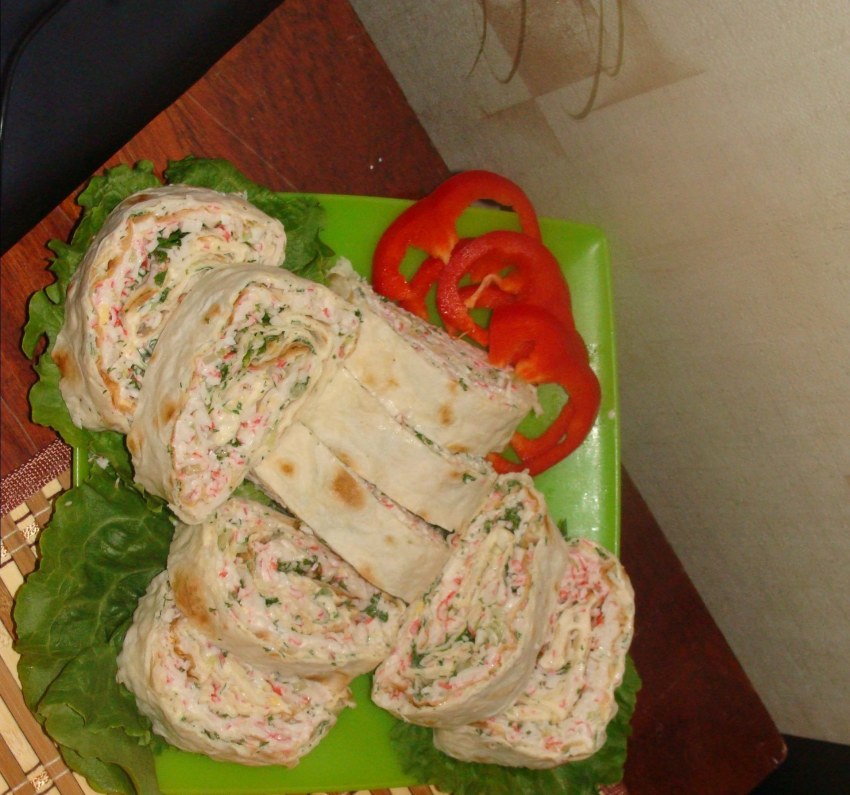 Рулет из лаваша с крабовыми палочками и яйцом и сыром