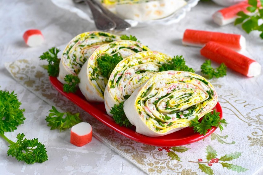 Рулет из лаваша с крабовыми палочками и яйцом и сыром
