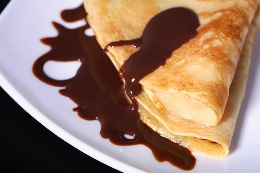 Блины на деревянной тарелке