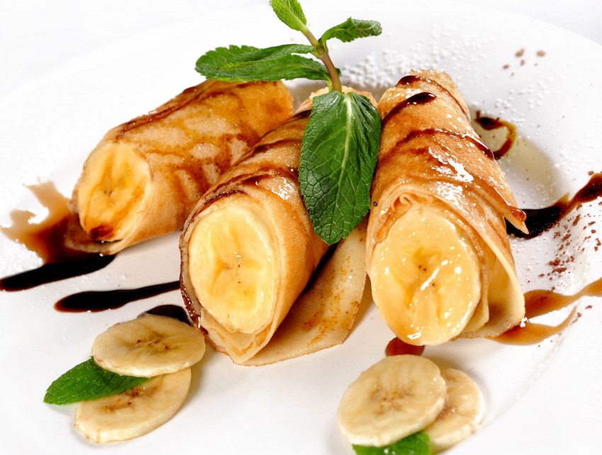 Шоколадные блины вид сверху