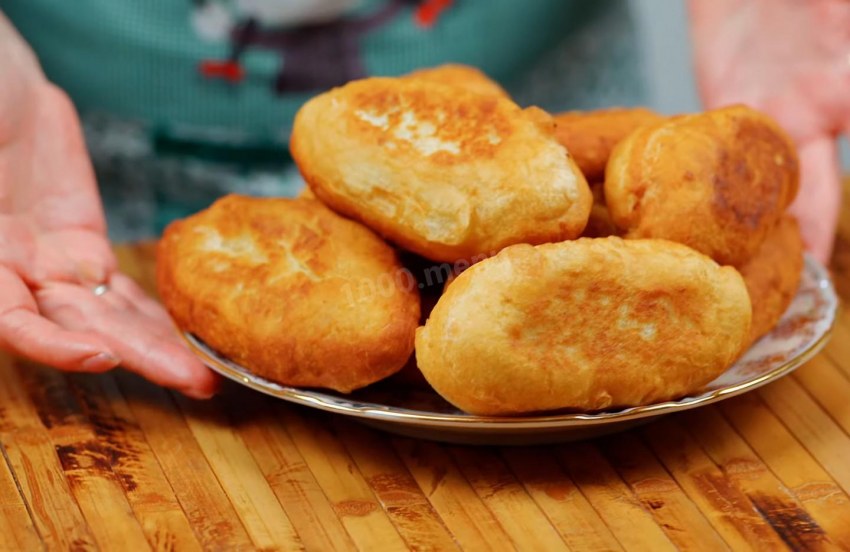 Жареные пирожки с капустой и грибами на сковороде