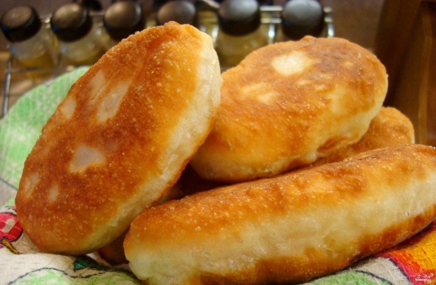 Жареные пирожки с капустой и грибами на сковороде