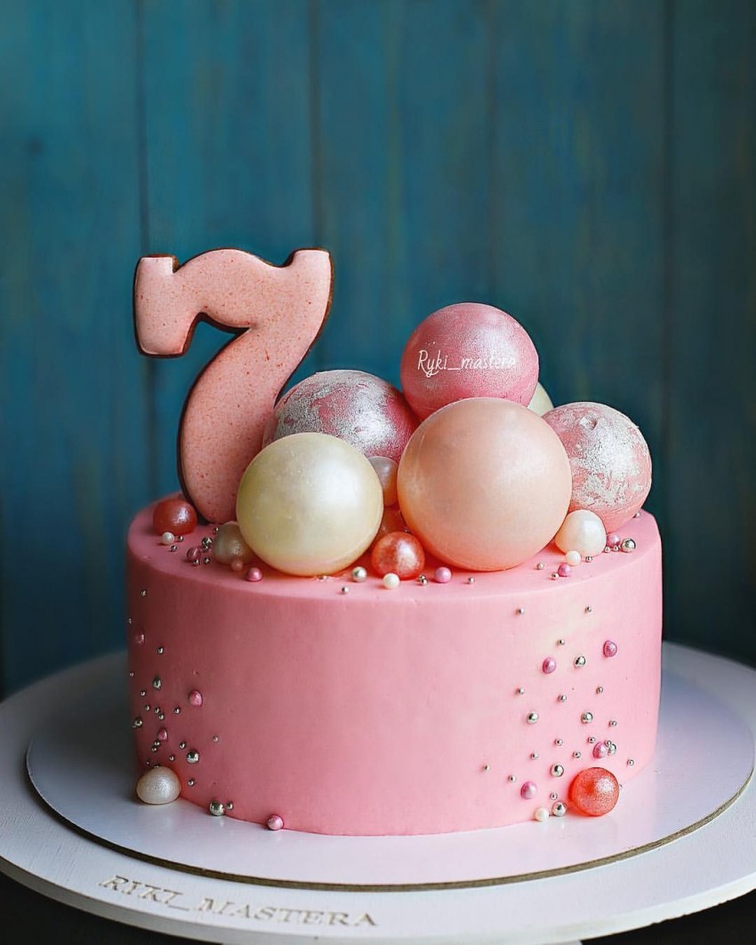 Торт с шоколадными шарами для девочки