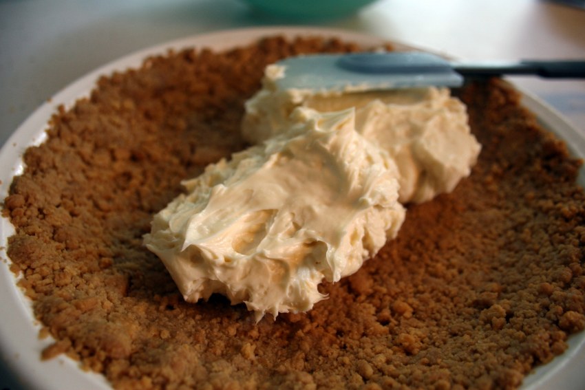 Крем для коржей вафельных из сгущенки со сметаной