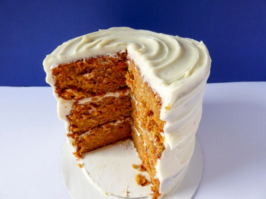 Морковный торт на тарелке