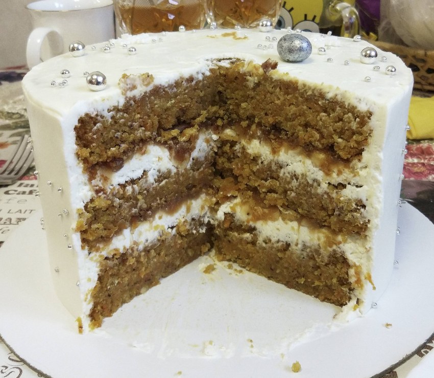 Разрез торта морковный с карамелью