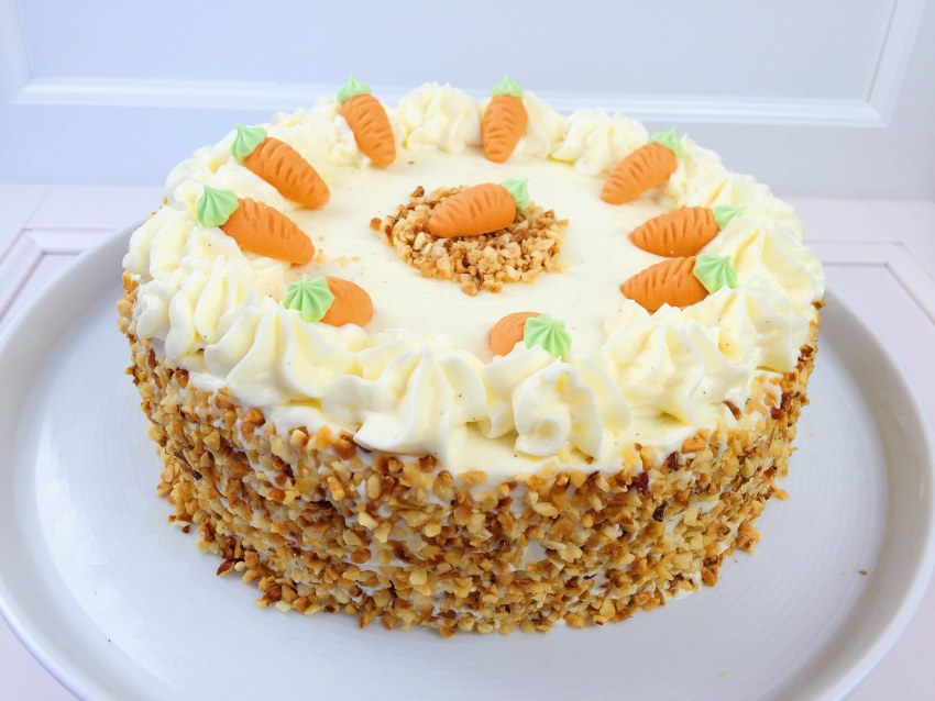 Украшение морковного торта