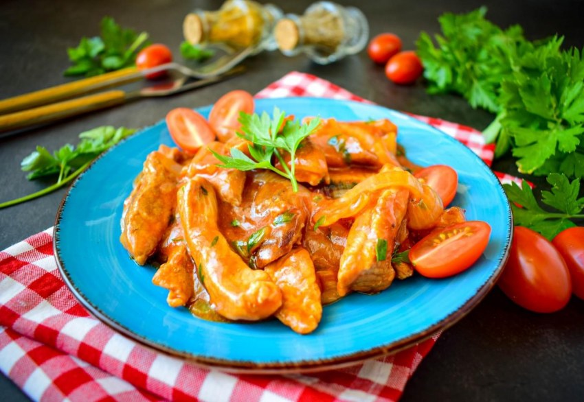 Треска с помидорами черри