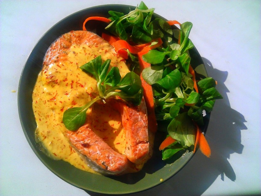 Семга под шафрановым соусом