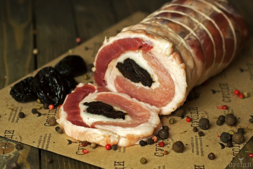 Мясной рулет с беконом в духовке