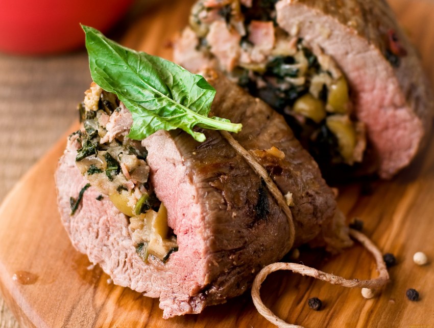 Рулет из мяса в духовке