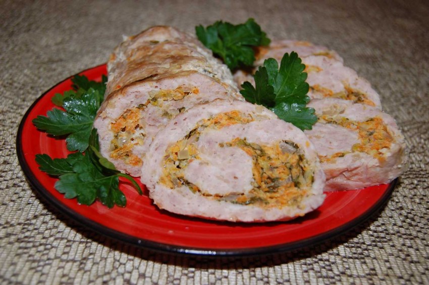 Праздничный мясной рулет