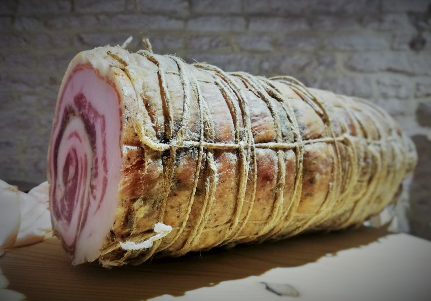 Рулет из сала со шкуркой