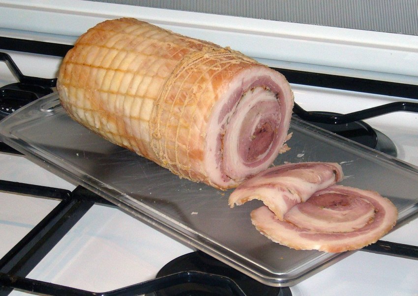 Фаршированный мясной рулет