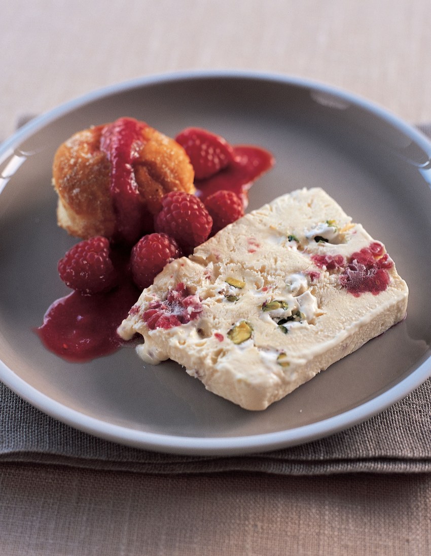 Торт мороженое с малиной и миндалем