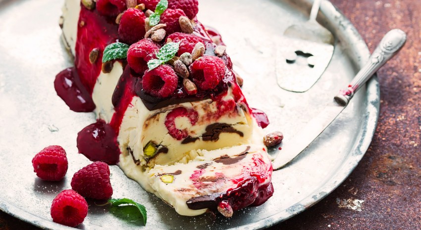 Семифредо с малиновым соусом