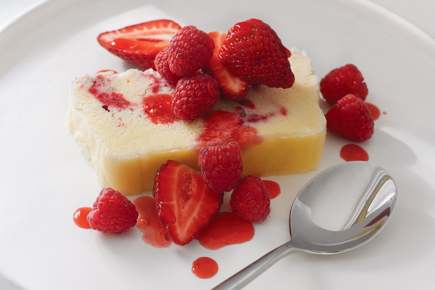 Меренговый рулет с малиной