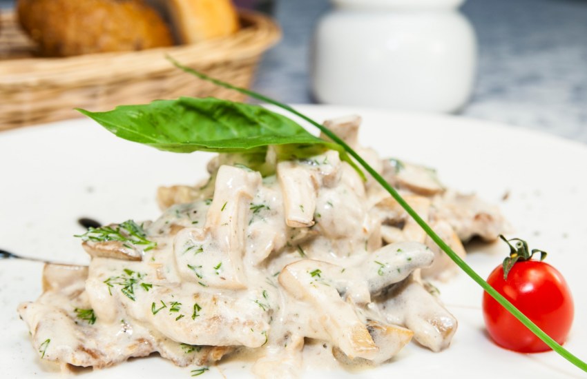 Курица с шампиньонами в сметанном соусе на сковороде