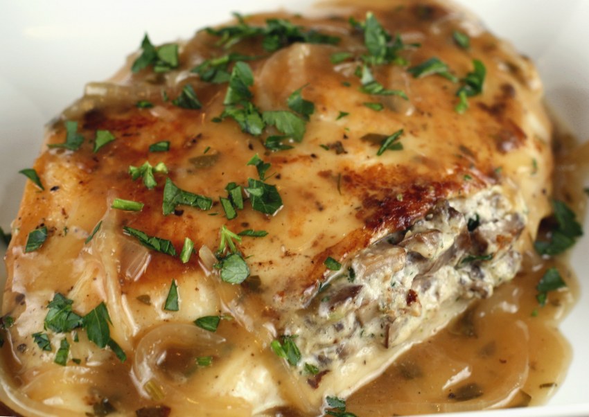 Куриная грудка с шампиньонами в сливочном соусе