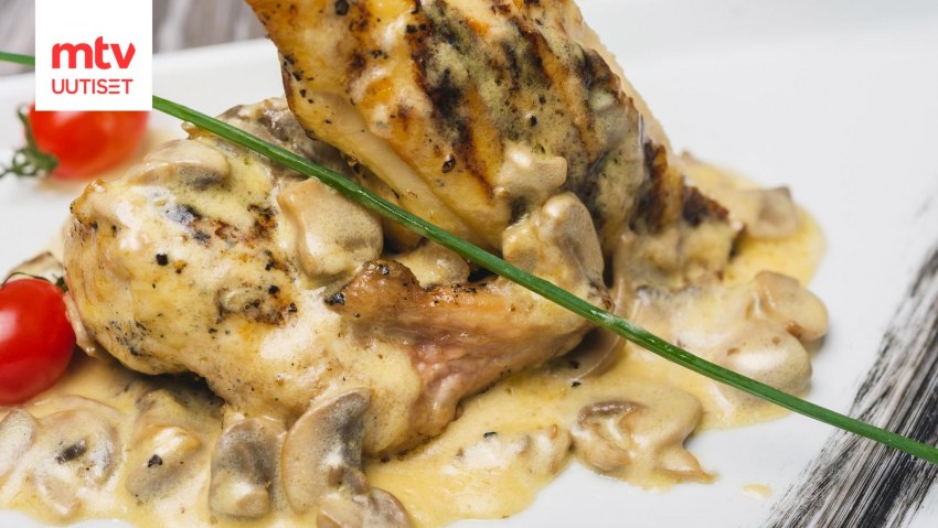 Птица под паровым соусом с грибами и рисом