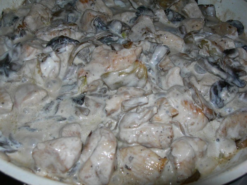 Куриная грудка в сметане с грибами