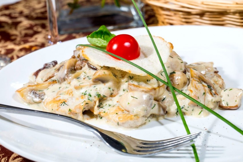 Грудка под сливочным соусом