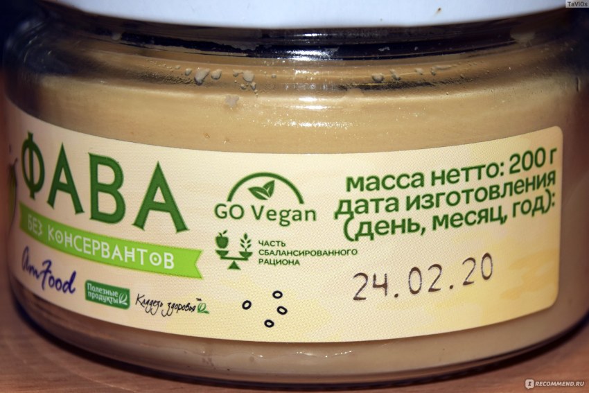 Сотейник со сливочным маслом и луком лавровый лист