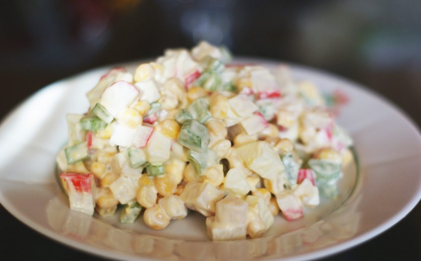 Салат с крабовыми палочками и сельдереем