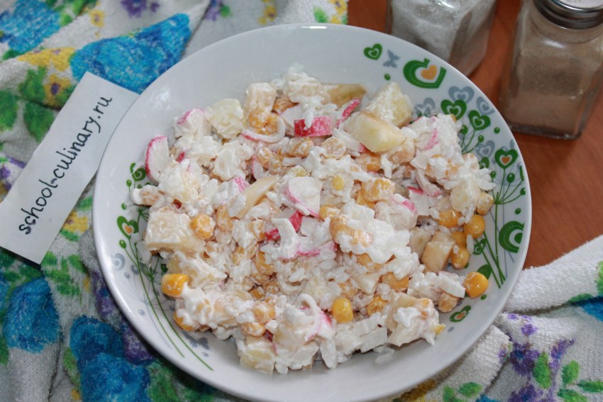 Салат с крабовыми палочками и яблоком