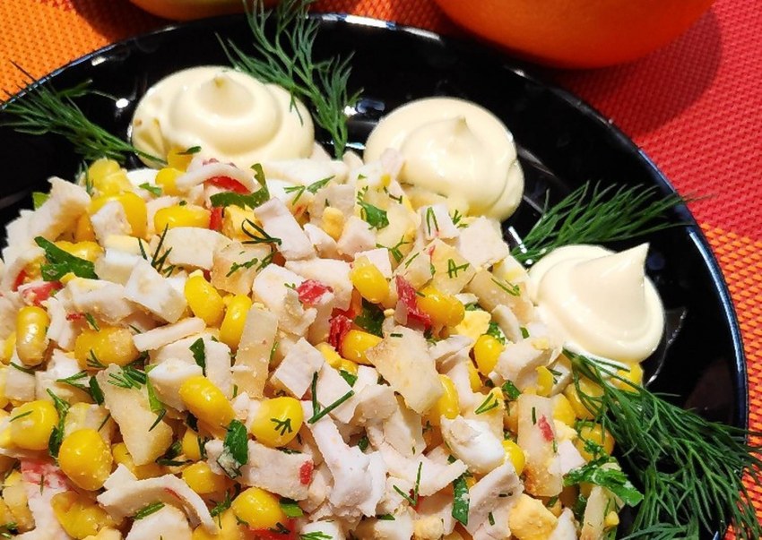 Салат с крабовыми палочками и яблоком