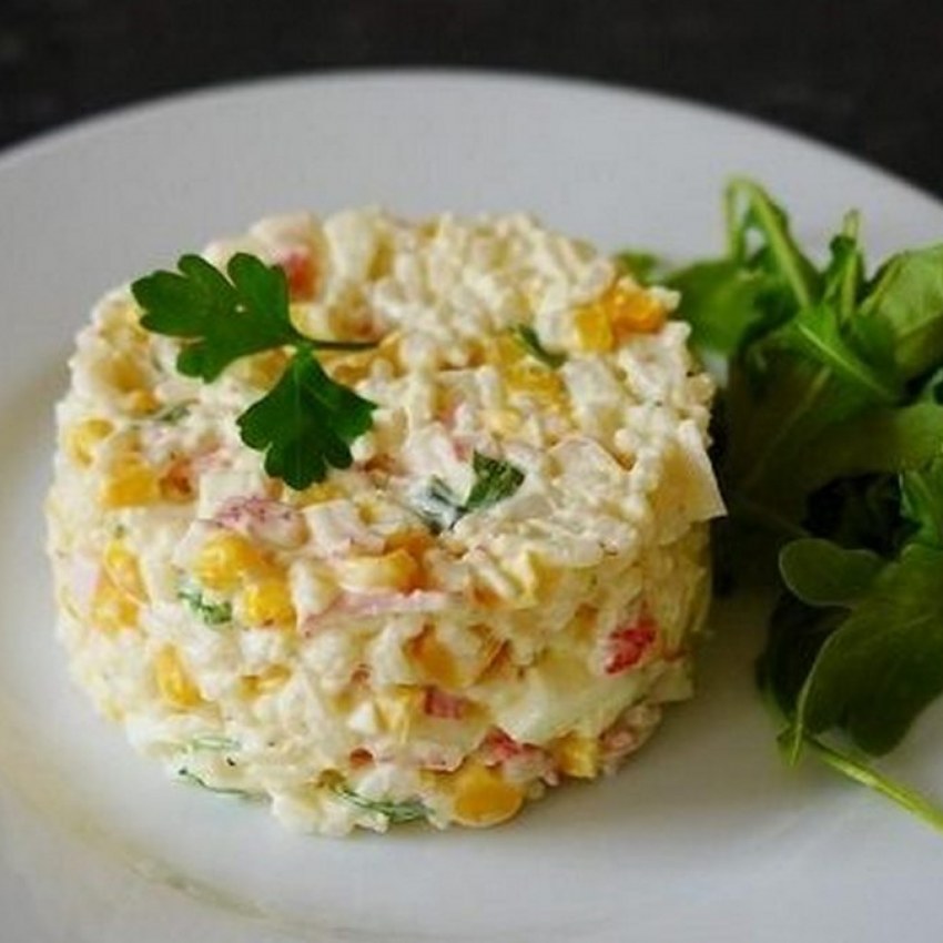 Салат с крабовыми палочками и кукурузой