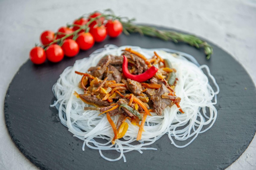 Салат из фунчозы с мясом и овощами