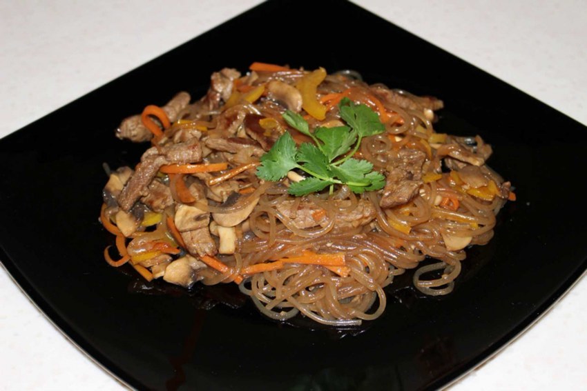 Салат с фунчозой и морепродуктами