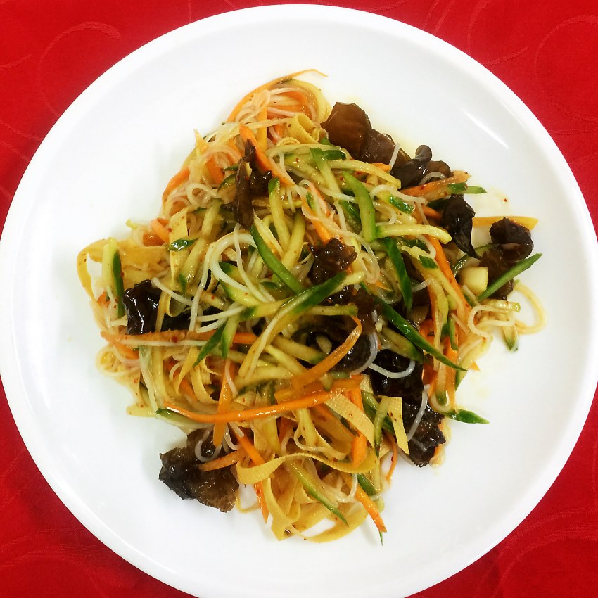 Салат из фунчозы с овощами по-корейски