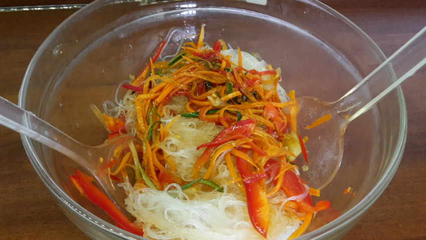 Фунчоза с креветками и овощами