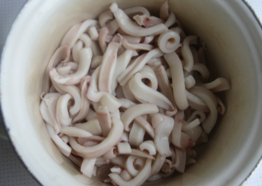 Салат с кальмарами и капустой